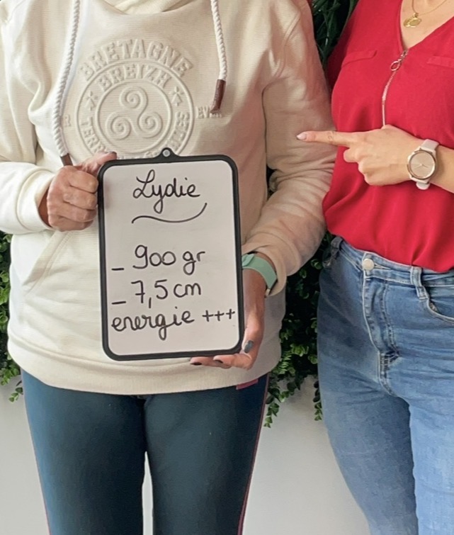Photo avec une ardoise de résultats — 2